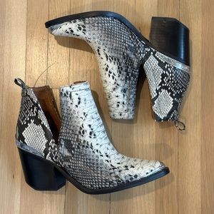 Jeffrey Campbell Cromwell black and white snake print cowboy bootie size…